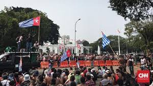Dengan aksen tujuh garis warna biru, enam garis warna putih horizontal, dan di sebelah kiri bergaris vertikal lebar. Mengapa Bintang Kejora Bisa Berkibar Di Seberang Istana
