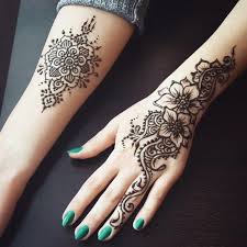 Such A Lovely Design Instafashion Henna Mehendi Hennatattoo Hennadesign Hennart Bridalhenna Wrist Henna Henna Tattoo Designs Henna Designs Hand