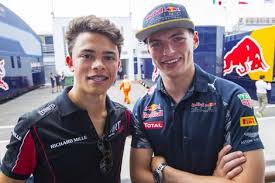 De spanjaard zal daar voor de derde keer in zijn het seizoen heeft nog maar drie races op de kalender staan en dus gaat de visie langzaam richtingwaarbij het laatste nieuws over max. Nyck De Vries Met Max Verstappen Formule 1 Nederland Seizoenen