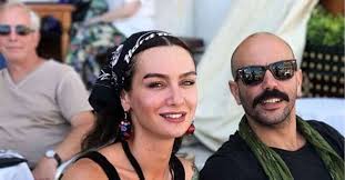 Birisi bu abiye sen kaşlarını çat çok yakışıklı oluyorsun böyle değişik oluyorsun demiş ve bu abi de bunu. Birce Akalay Eski Sevgilisi Can Tunali Ile Baristi