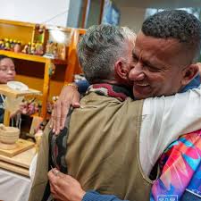 Luis Alfonso Escobar, gobernador de Nariño, visitó el Carnaval artesano 🎭✨  riqueza cultural de #Nariño. Quien pudo admirar de cerca el trabajo  magistral de nuestros artesanos que a través de sus piezas