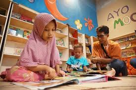 Melalui cara ini, lapisan masyarakat dapat mengetahui cara untuk mendapatkan karya sastera di pasaran. Orangtua Tumbuhkan Minat Baca Anak Dengan 6 Cara Ini Halaman All Kompas Com