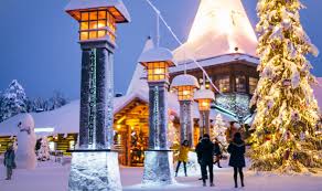 Ich bin eine finnische schriftstellerin und bildende künstlerin, die 1958 in lappland geboren wurde. Arctic Circle In Rovaniemi In Lapland Finland Santa Claus Village