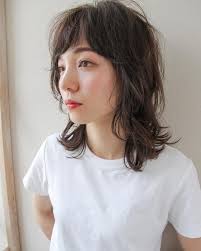 丸顔さんに似合う髪型の前髪ありのウルフパーマミディアムヘアスタイルにした女性の画像 髪型 ウルフ ミディアム パーマ 黒髪 ミディアム 前髪あり