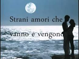 Ya sabía que no llegaría ya sabía que era una mentira cuánto tiempo que por él amores tan extraños que te hacen cínica te hacen sonreír entre lágrimas cuántas páginas. Letra Strani Amori Amores Extranos De Laura Pausini