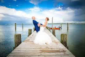 Am bodden erwarten sie hecht, karpfen oder barsch an kleinen imbissbuden, an der see. Hochzeitsfotograf Ostsee Hochzeitsbilder Ostsee Dennis Bober Fotograf Lubeck Fotograf Hochzeit Lubeck Hochzeitsfotograf
