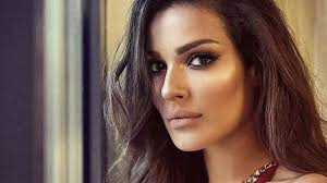 وبدت نادين نسيب نجيم في قمة انسجامها في حفل صاخب وبملابس شبه عـ.ـارية واستغرب الكثيرون ما تفعله نادين نسيب نجيم بالتزامن مع الظروف الصعبة التي يعيشها الشعب. Ù†Ø§Ø¯ÙŠÙ† Ù†Ø¬ÙŠÙ… ØªØ®ØªØ¨Ø± Ù…Ø¬Ø¯Ø¯Ø§ Ù„ØºØ© Ø§Ù„Ø£Ø±Ù‚Ø§Ù… Ù…Ø§Ø°Ø§ Ø¹Ù† 2020