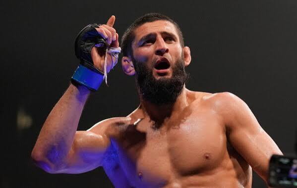 Sean Strickland reclaims UFC 185-pound title with split decision win over Chimaev | AP News