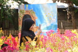 Wisata ini juga sangat ramai dikunjungi oleh berbagai wisatwan yang tidak hanya berasal dari daerah pandeglang saja melainkan dari berbagai kota salah satunya yaitu jakarta dan bandung. Infopublik Warga Terbantu Adanya Taman Bunga Poska