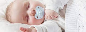 Mein sohn 2 monate kann sein schnuller nicht richtig im mund behalten er fliegt immer raus und ab und zu spuckt er ihn auch raus und weint dann. Schnuller Furs Baby Finde Den Richtigen Babymarkt De