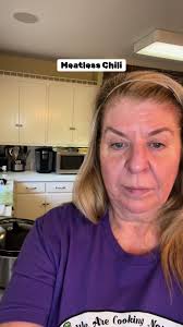 Meatless chili! 🌶️ #fallrecipes🍁🍂 #chilicookoff #soupseason #tomat...