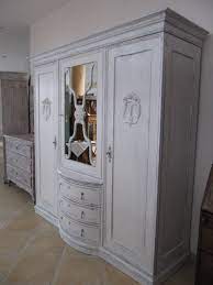 Deko landhaus einrichtung wohn design shabby chic dekor moebel streichen möbel restaurieren schnell basteln landhaus möbel shabby chic schrank. Grosser Alter Kleiderschrank Im Shabby Chic Look Stilvoll Wohnen