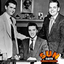 In the photo, Sam Phillips (left), owner of Sun Records, and promoter Bob Neal (right), with ELVIS in the center, on a probable date of December 27, 1954. The young singer signed