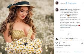 самая богатая цыганская свадьба фата и платье из золота Devushka Vesna Makeeva V Plate S Glubokim Dekolte I Romashkami Ocharovala Yuzerov
