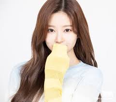 Thunderbolt tint meringue / 05 mood red. Vivi Magazine Features Wonyoung Minju Wizone For Izone Facebook