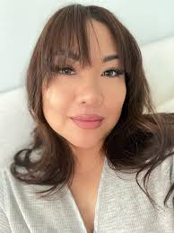 Hey remember the Selena bangs from the 90's? I accidentally brought them  back! 🙃 Guess I never learned my lesson from my 6-year old self to never  cut my own bangs. Curtain