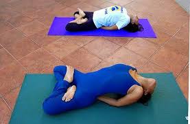 Las Posturas De Yoga Para Principiantes Matsyasana Fish Pose Matsyasana Peces Pose Ejercicios De Yoga Posturas De Yoga Para Principiantes Yoga