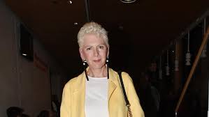 Ιδιοκτησίας η καθ΄οιονδήποτε τρόπο παράνομη χρήση/ιδιοποίηση του παρόντος, με βαρύτατες αστικές και ποινικές κυρώσεις για. Tote Poy Gnwrisa Ton Andra Moy H Elena Akrita Se Mia Spania Fwto Apo To Parel8on Me Makria Kokkina Mallia Bovary