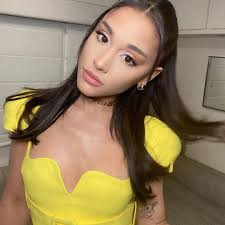 Born in boca raton, florida, grande began her. Ariana Grande Puts A Versace Twist On Summer S Key Color Vogue