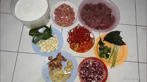 Masakan berbahan dasar daging sapi ini sangat awet dan tahan lama sehingga sering dijadikan bekal para warga negara indonesia yang melakukan perjalanan ke luar negeri. Masak Rendang Sapi 2 Kg Resep Asli Orang Padang Youtube