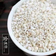 真珠石 純白色粒狀 ph 7 0 5 質輕無箘 透氣排水 不具緩衝力及陽離子交換能力 多與保水性強的介質如泥炭土混用 颜色雪白 反光 不吸熱 可調節環境溫度 保水保肥性不足 質輕 混合過多植株容易傾倒或根盤不穩 因物理特性容易浮上表層 可能因澆水