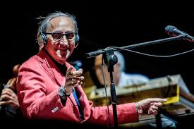 Franco battiato è un protagonista indiretto dell'ultima puntata di canzone segreta, in onda questa sera su raiuno. Dividdh4bsthim