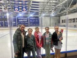 Ifm nasjonalt kunstløpstevne i Jar Ishall i helgen, hadde TSK 4 debutanter  i klasse Cubs u/13 år der resultatet ble følgende: 17) Aimee Ness🌹med  17.74 poneg 22) Eva Agnes Malvik🌹med 16.08 poeng