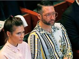 Knox, aged 20 at the time of the murder, had called the police after returning to her. Amanda Knox Sammelt Spenden Fur Hochzeit Mit Weltraum Flair