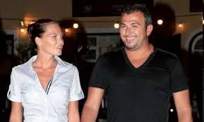 Τότε βέβαια παιδάκι η ζέτα , οπότε ο αντώνης περίμενε μερικά χρόνια. Ti Koino Exoyn H Ybonnh Mposniak H Zeta Makrypoylia O Mixalhs Xatzhgiannhs Kai O Antwnhs Remos Oladeka