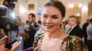 Художественная гимнастика — вид спорта, заключающийся в выполнении под музыку различных гимнастических и танцевальных упражнений и элементов без предмета, а также с предметом (скакалка, обруч, мяч, булавы, лента). Alina Kabaeva Zarabotala Pochti 800 Millionov Za God Vozglavlyaya Mediaholding Druga Putina