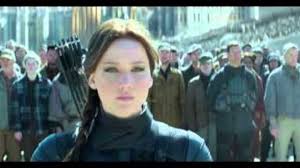 голодные игры сойка пересмешница часть 1 смотреть онлайн на русском Golodnye Igry Sojka Peresmeshnica Pesnya Kitniss Derevo Viselnika Na Russkom Yazyke Smotret Onlajn