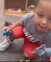 Meu Deus que vergonha alheia. Não pode ser que essa pessoa está com acesso  à internet sendo tanto burra assim