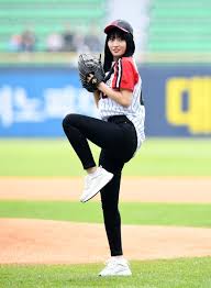 190414 Twice Momo Throwing First Pitch For Lg Twins Momo Hirai Momo Twice