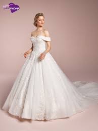 Cette année encore, la robe de mariée dentelle est la star absolue de la saison des mariages. Robe De Mariee Rosa Magnifica Point Mariage Robe De Mariee Mariage Robe