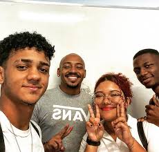 Com os alunos do Colégio Estadual Stuart Edgar Angel Jones, os melhores…  Amo estar com eles, porque além de terem sede de conhecimento, sabem ouvir  meus conselhos e me tratam com muito