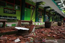 Gempa susulan ini memiliki magnitudo update 5,3 dengan episenter terletak di laut pada jarak 71 km arah selatan kota kepanjen, malang, dengan kedalaman 102 km, kata kepala bidang mitigasi gempabumi dan tsunami bmkg, daryono. Dampak Gempa Susulan Dirasakan Di Wilayah Jawa Timur Hingga Diy Antara News