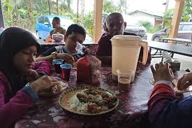 Mie goreng bisa kita sulap makan yang mewah dan pastinya enak dan sehat. Makanan Enak Dan Pelayanannya Ramah Ternyata Bukan Warung Makan Tawangakak