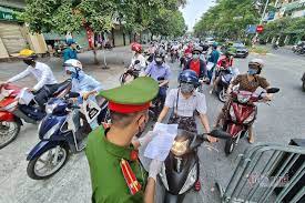 Muốn ra đường phải có ít nhất 4 loại giấy tờ. Efyt Shoqqe95m
