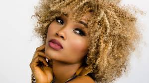 Cute curly pixie cut con frangia; Frangia E Capelli Ricci I Migliori Tagli Per Valorizzarla Pg Magazine