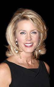 Short classy vintage hairstyle for women. 10 Classy Hairstyles For Women Over 40 Moms News Breaking News Today