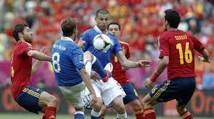 Bienvenue sur sofoot.com pour suivre ce choc du. L Espagne Bat L Italie 4 0 Et S Offre Un Triple Historique L Express