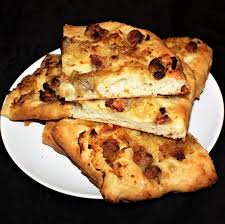 50 g di semola rimacinata; Focaccia Cipolla E Salsiccia Un Prodotto Da Forno Molto Saporito