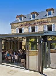 Restaurant En Terrasse A Sarlat Et Veranda A L Ancienne Facon Eiffel En 2020 Terrasse Veranda Sarlat