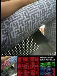 Ini keutamaan shalawat nabi lewat sebuah tulisan atau. Omg Ada Celana Ketat Bermotif Kaligrafi Surat Al Ikhlas Lifestyle Fimela Com