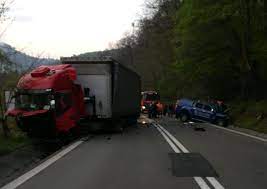 Primele informații arătau că șoferul unui microbuz a murit, iar trei persoane ar fi încarcerate. Accident Mortal Pe Valea Oltului Implicat Este Un È™ofer De Tir BÄƒut