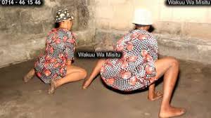 Kanga za afrika mashariki ni mavazi maarufu yanayoonyesha kwa fahari utamaduni wa kiswahili. Kanga Moja Mchuchumio Dance Theme Hill