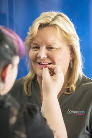 Bright lips are raising ships at Billabong House