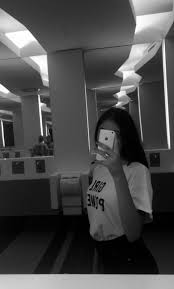 Aesthetic Black And White Mirror Selfie With Flash Mirror Selfie Foto Diri Sendiri Fotografi Potret Diri