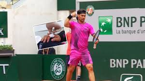 Fognini takes out his frustration on his own racquet. French Open Tennis Fabio Fognini Furiously Punches His Racket Needs Medical Attention For Bloodied Hand Eurosport