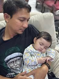 Ketika seorang anak mengatakan kepada Orangtuanya yang sudah renta : " ayah  dan ibuku.. hari ini aku berbakti mengurus kalian sebagai balas jasaku  karena kalian telah membesarkanku" Ayah berkata : "Kalau kau